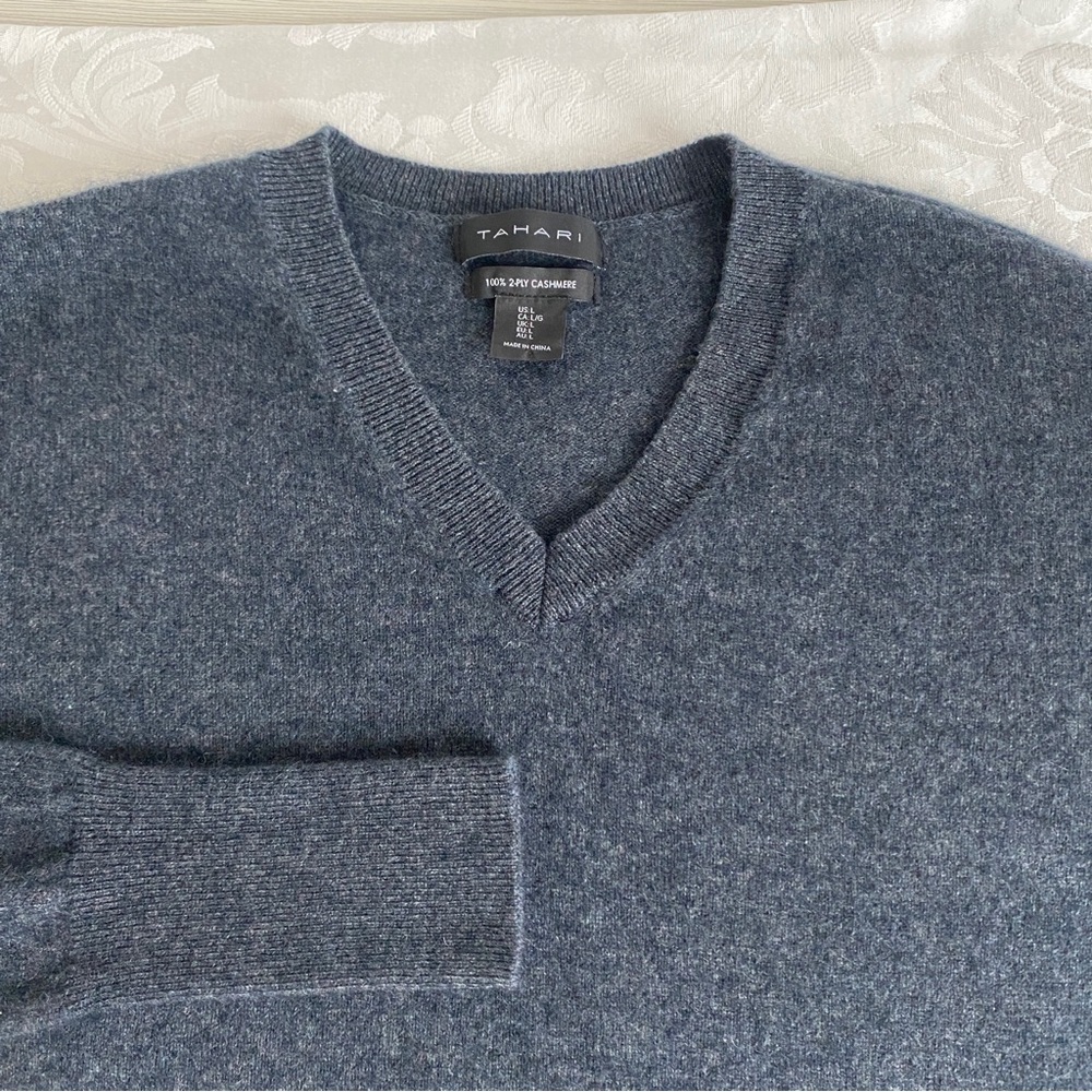 Tahari v neck 2 ply cashmere sweater - Picture 10 of 10